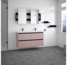 Modernes Badezimmer mit Doppelwaschtisch, Spiegelschrank, Regalen und Dusche.