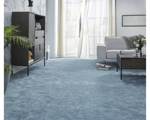 Salon avec moquette, canapé et armoire