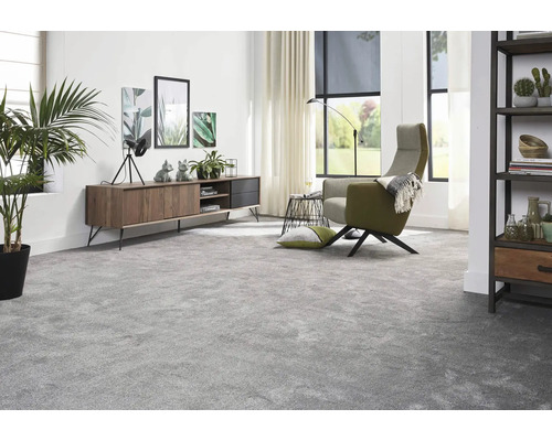 Salon avec tapis, fauteuil, buffet et décoration