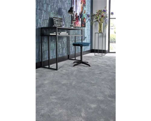 Vue d''un bureau avec moquette grise, bureau avec chaise de bureau et décorations.