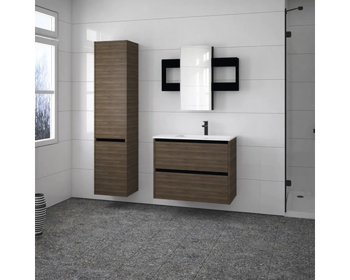 Salle de bains avec meuble sous-lavabo, armoire de toilette et armoire haute aspect bois