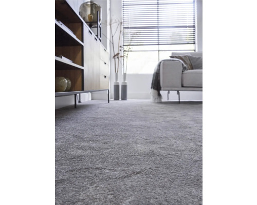 Tapis gris dans un salon avec commode et canapé