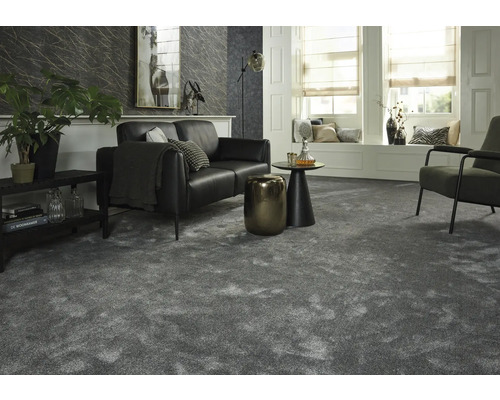Tapis gris dans un salon avec canapé, fauteuils et tables d''appoint.