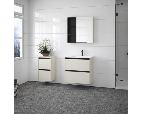 Salle de bain lumineuse avec meuble-lavabo, armoire de toilette et cabine de douche