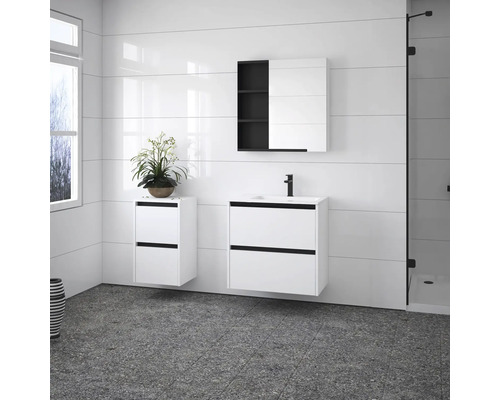 Helles Badezimmer mit Waschtisch, Spiegelschrank und Ablageregal