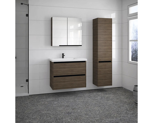 Badezimmer mit Waschtisch, Spiegelschrank und Hochschrank in Holzoptik