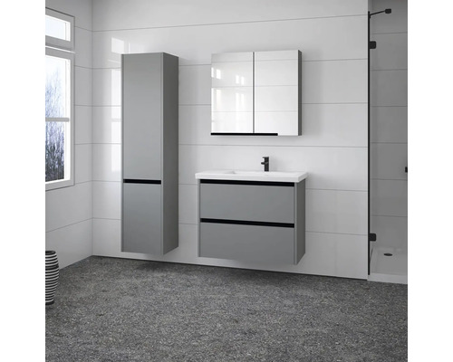 Badezimmer mit Waschbeckenunterschrank, Spiegelschrank und Hochschrank