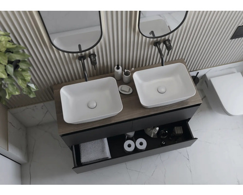 Salle de bains avec double vasque, meuble sous-vasque avec tiroir et toilettes.