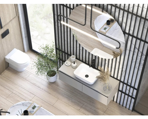 Salle de bains lumineuse avec toilettes, lavabo et baignoire