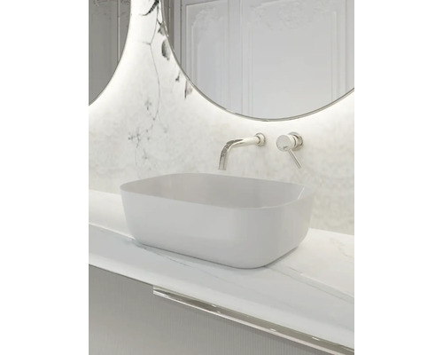 Lavabo en céramique sur un meuble-lavabo avec miroir et robinet