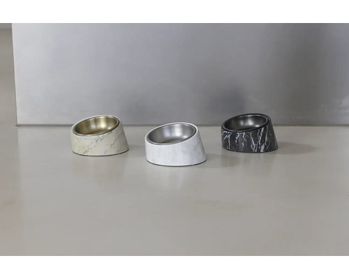 Drei Fressnäpfe für Haustiere in verschiedenen Designs