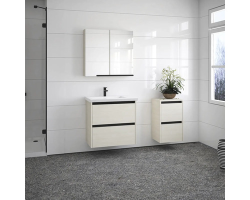 Salle de bains avec meuble-lavabo, armoire de toilette et armoire suspendue en décor bois clair