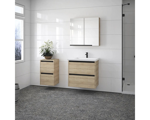 Salle de bains moderne avec meuble-lavabo, armoire de toilette et cabine de douche