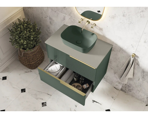 Salle de bains avec meuble-lavabo, lavabo à poser, tiroir ouvert et décorations