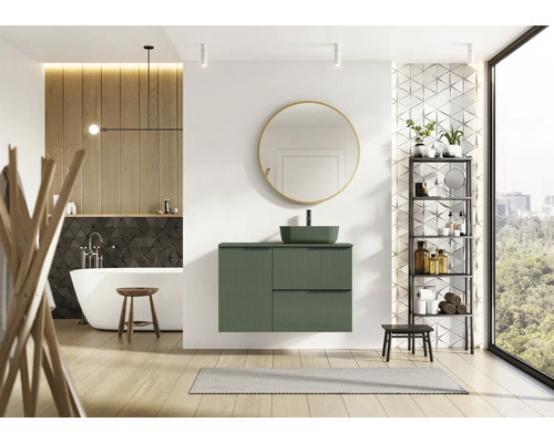 Salle de bain moderne avec meuble-lavabo, miroir, baignoire et étagère