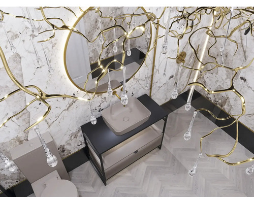 Salle de bains avec lavabo, miroir, toilettes et éclairage décoratif