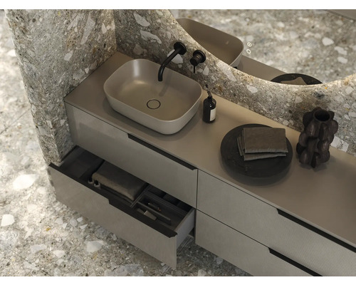 Salle de bains lumineuse avec meuble-lavabo, vasque à poser, robinetterie, miroir et décoration