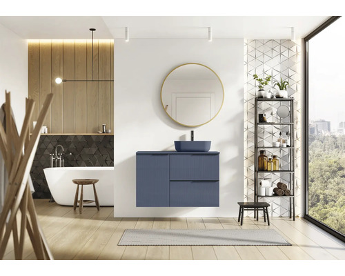 Salle de bain lumineuse avec meuble-lavabo, miroir et baignoire