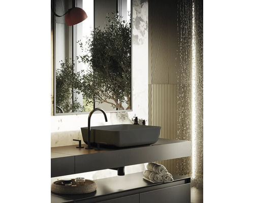 Modernes Badezimmer mit schwarzem Aufsatzwaschbecken, Armatur und Handtüchern auf Ablage