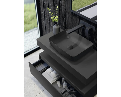 Waschtisch mit Schubladen, Aufsatzwaschbecken und Armatur im Badezimmer