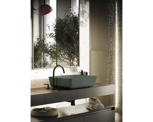 Salle de bains moderne avec lavabo, robinet et serviettes sur étagère