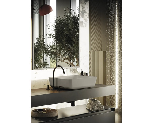 Salle de bains moderne avec lavabo, robinet, miroir et serviettes