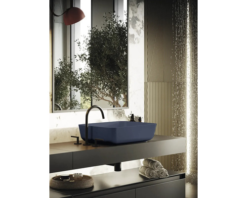 Modernes Badezimmer mit blauem Aufsatzwaschbecken, schwarzer Armatur und stilvollem Interieur