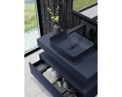 Modernes Badezimmer mit Waschbecken, Armatur und offenem Schubladenelement