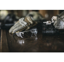 Lunettes de protection avec équipement tactique sur une table