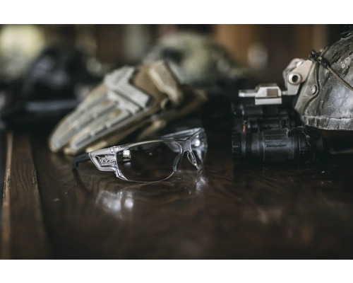 Lunettes de protection avec équipement tactique sur une table