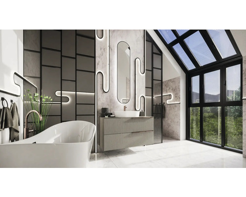 Modernes Badezimmer mit freistehender Badewanne, Waschtisch und Dachfenster