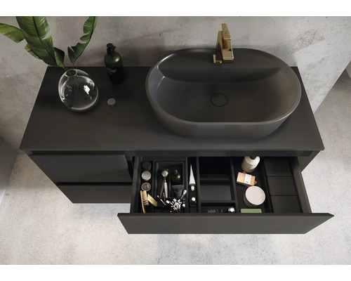 Badezimmer mit grauer Waschtischkombination, Aufsatzwaschbecken und geöffneter Schublade mit Badutensilien