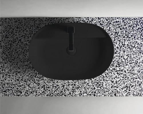 Aufsicht eines schwarzen Aufsatzwaschbeckens auf einer gemusterten Oberfläche