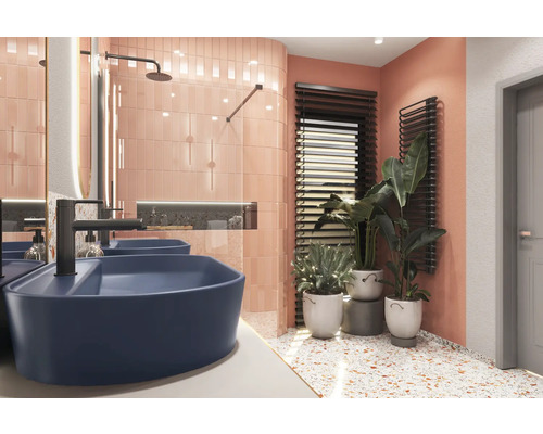 Salle de bains lumineuse avec deux vasques bleues, douche et radiateur devant une fenêtre à jalousies.