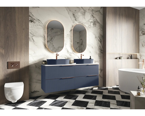 Salle de bains moderne avec meuble-lavabo, deux lavabos, miroirs et toilettes