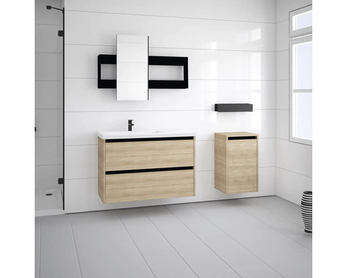 Badezimmer mit Waschtischunterschrank, Spiegelschrank und Hochschrank
