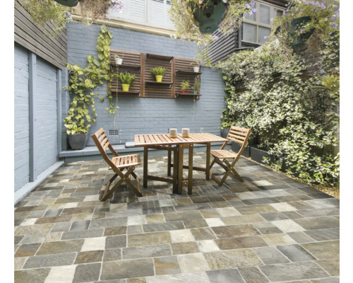Scène de jardin avec pavés, table et chaises