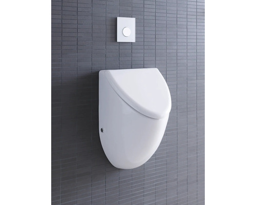 Weißes Wandurinal mit Spültaste an grauer Wand