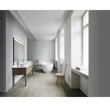 Helles Badezimmer mit Doppelwaschtisch, freistehender Badewanne und Fenster.