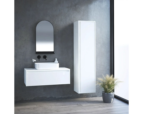 Salle de bain moderne avec meuble-lavabo blanc, armoire de toilette et armoire haute devant un mur gris