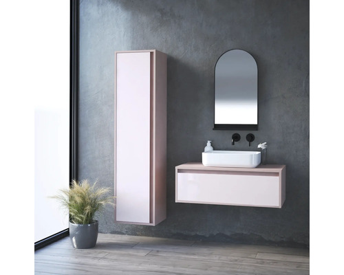 Salle de bain avec lavabo, armoire de toilette et armoire haute