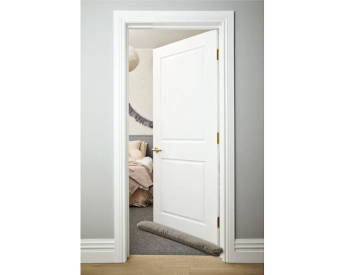 Porte intérieure blanche ouverte avec cadre de porte et bourrelet de porte, vue sur une chambre à coucher