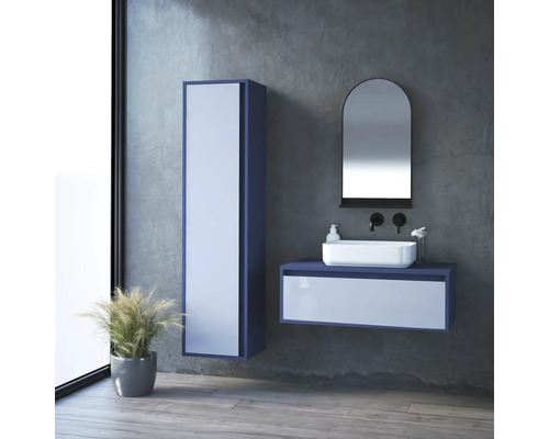 Salle de bains moderne avec lavabo, miroir et armoire haute