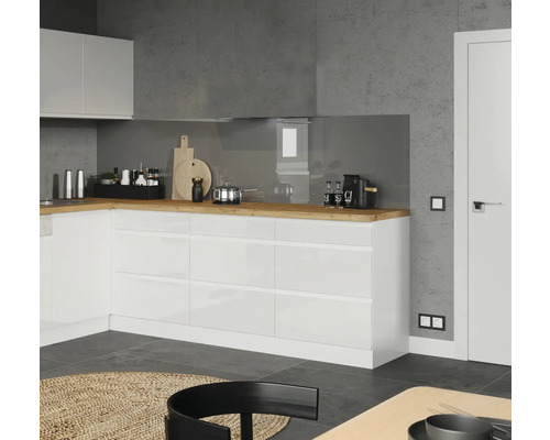 Cuisine moderne avec armoires blanches, plan de travail en bois et fond gris