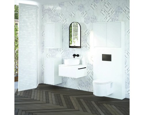 Salle de bains moderne avec lavabo, armoire de toilette et WC suspendu devant un mur en carreaux de marbre