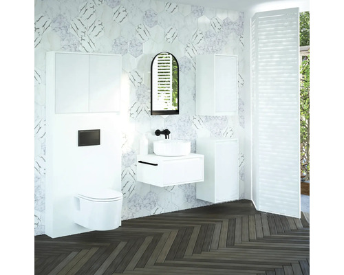 Salle de bains moderne avec toilettes, lavabo, miroir et armoires devant un mur avec des carreaux hexagonaux