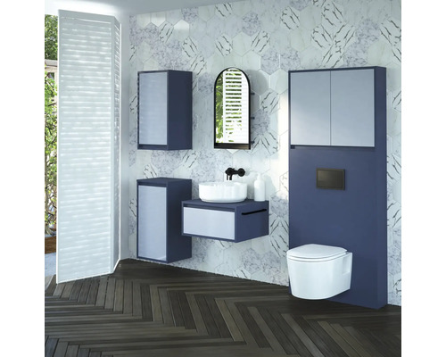 Salle de bains moderne avec lavabo, armoire de toilette et WC