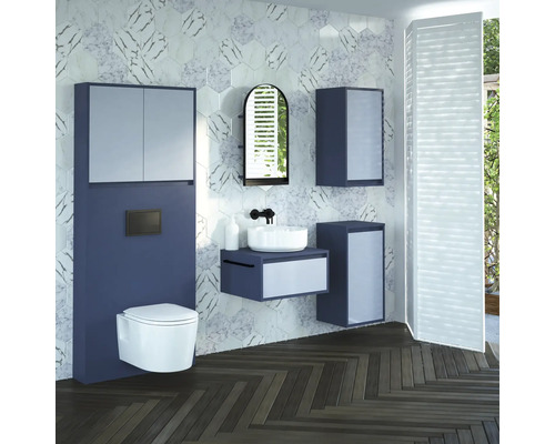 Modernes Badezimmer mit Toilette, Waschtisch, Spiegelschrank und gefliester Wand