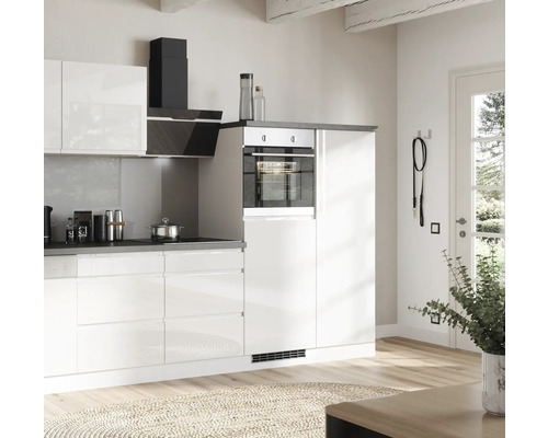 Cuisine moderne avec four intégré, hotte aspirante et plaque de cuisson.