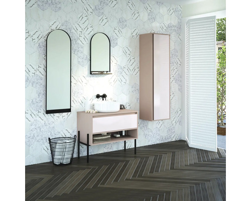 Salle de bains lumineuse avec lavabo, miroirs, armoire et parquet foncé à chevrons